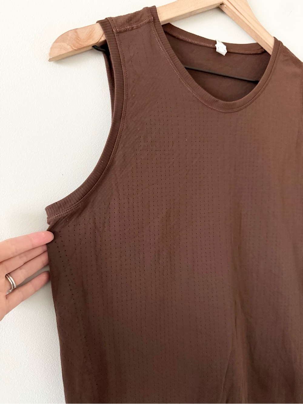 Athleta Perforated Brown Sleeveless Crewneck Top Size M - Picture 2 of 3